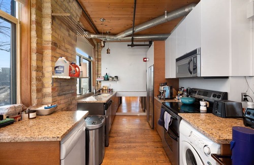 Old Toronto Condominio | 930 SQ foot Authentic Loft in Parkdale