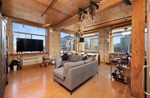 Old Toronto Condominio | 930 SQ foot Authentic Loft in Parkdale
