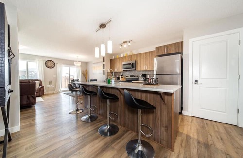 West Edmonton Casa | 3BDRM Home, 5min to WEM/4min to River Cree Casino