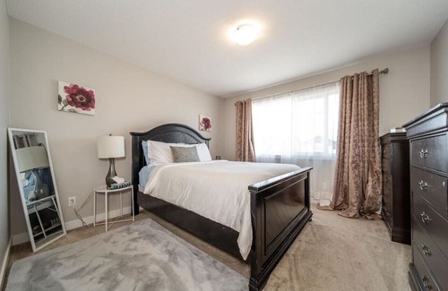 West Edmonton Casa | 3BDRM Home, 5min to WEM/4min to River Cree Casino