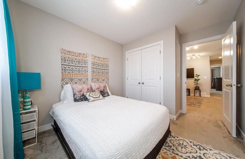 West Edmonton Casa | 3BDRM Home, 5min to WEM/4min to River Cree Casino