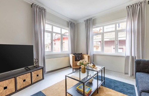 Arnavutkoy Casa | This house is a 3 bedroom(s), 1.5 bathrooms, located in Beşiktaş, İstanbul.