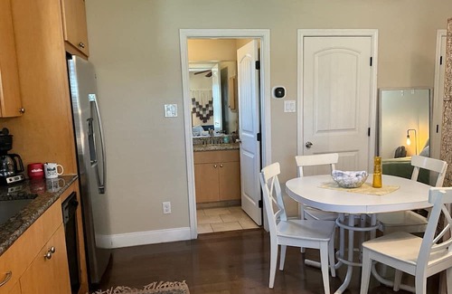 Chestnut Apartamento | Lovely East Austin Studio / Garage Apartment