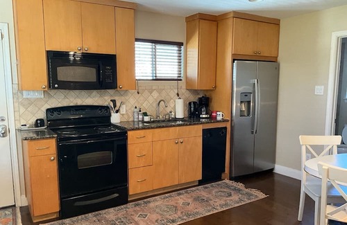 Chestnut Apartamento | Lovely East Austin Studio / Garage Apartment