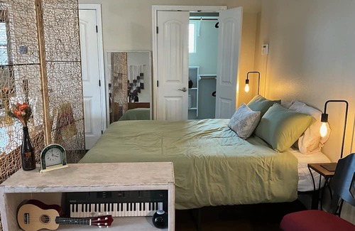 Chestnut Apartamento | Lovely East Austin Studio / Garage Apartment