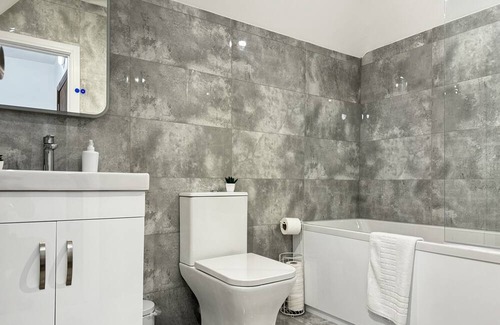 Stanwell Apartamento | Serene Oasis Near Heathrow Airport