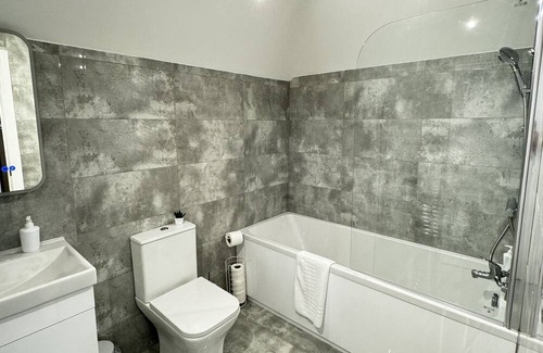 Stanwell Apartamento | Serene Oasis Near Heathrow Airport