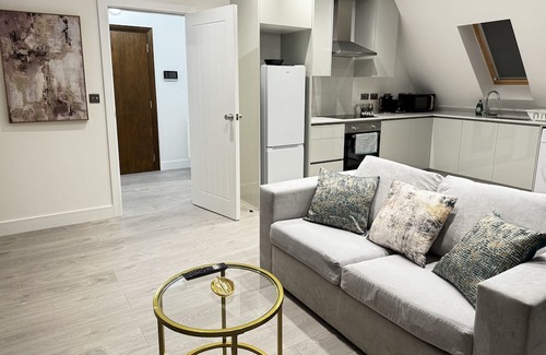 Stanwell Apartamento | Serene Oasis Near Heathrow Airport