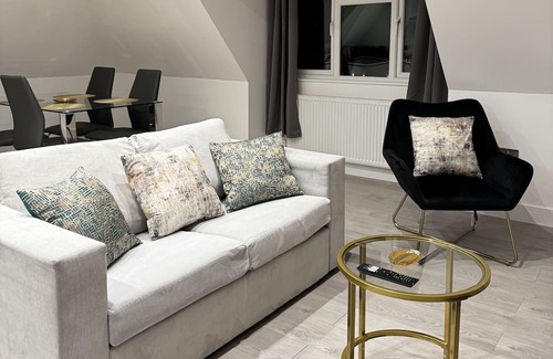 Stanwell Apartamento | Serene Oasis Near Heathrow Airport