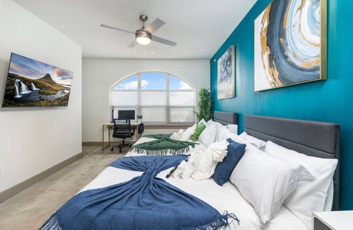 Lewisville Apartamento | Luxurious Lakeside Retreat: 1BD Pool & Gym