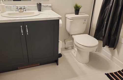 Ottawa Division Apartamento | Bright Basement Oasis with Private Bath/Self Check-In & Wifi & Parking in Kanata