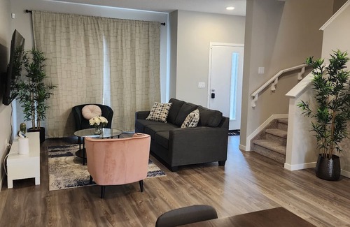West Edmonton Casa | Luxury Home | Newly furnished | Sleeps 9 | Private Gym | 15mins to West Edm Mall