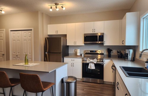 West Edmonton Casa | Luxury Home | Newly furnished | Sleeps 9 | Private Gym | 15mins to West Edm Mall