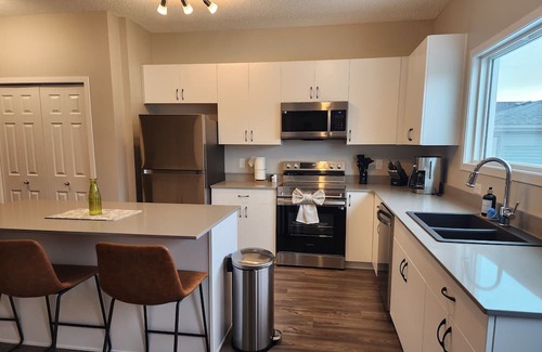West Edmonton Casa | Luxury Home | Newly furnished | Sleeps 9 | Private Gym | 15mins to West Edm Mall