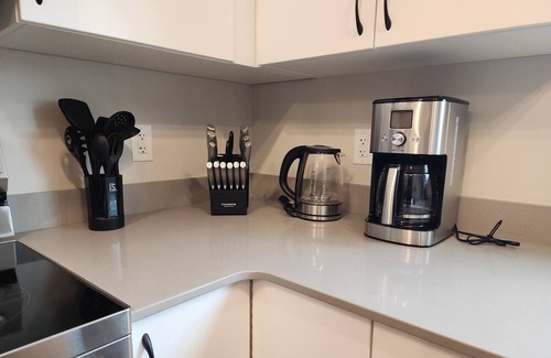 West Edmonton Casa | Luxury Home | Newly furnished | Sleeps 9 | Private Gym | 15mins to West Edm Mall