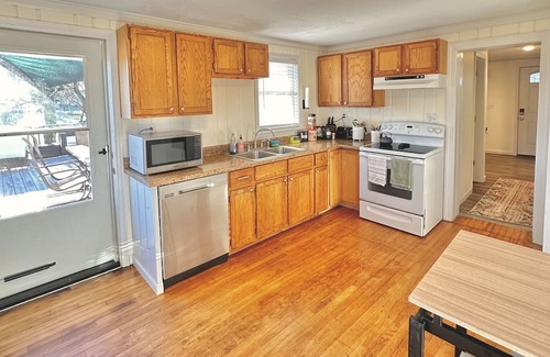 Fredericksburg Cabaña | “Little Sligo” Downtown cottage.