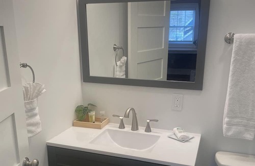 South Kortright Cama Y Desayuno | Cozy B&B with WiFi and AC in charming South Kortright