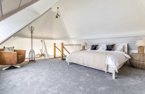Pulborough Cabina | A tranquil Boathouse tailor-made for couples seeking a luxurious getaway.