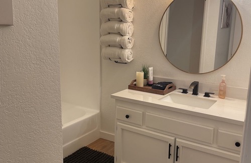 Wrightwood Cabina | Scandinavian Style Cabin: Near Downtown Wrightwood & Mountain High Ski Resort
