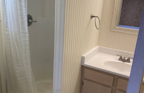 Johnson City Cabina | Cozy 2-bedroom cabin on Ranch WiFi, AC in heart of TX Hill Country Johnson City