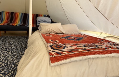 Alpine Alquiler De RV | Stunning glamp tent with wifi, bathrooms, showers, 20 acres under cover!