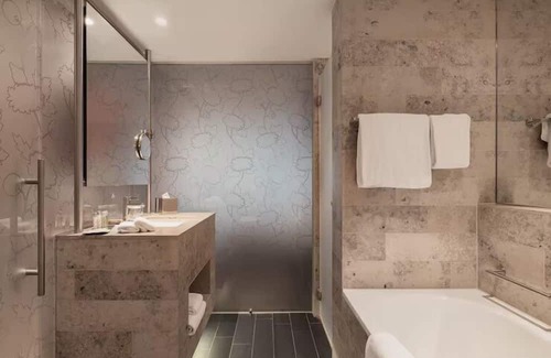 The Hague Center Casa | Where Comfort Meets Adventure! 2 Relaxing Units, Pet-friendly Property!