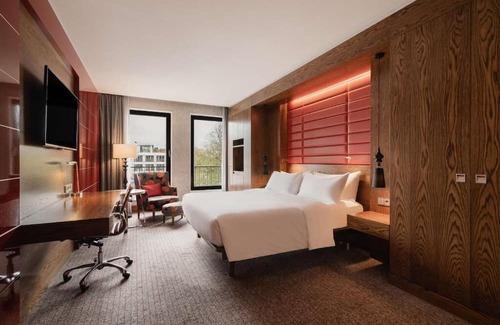 The Hague Center Casa | Your Perfect Staycation Destination! 2 Spacious Units, Pets Allowed!