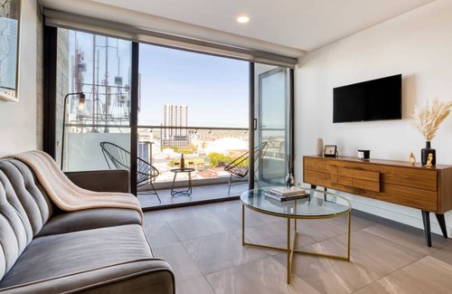 Avenida Revolución Apartamento | Amazing Apt w/a Pvt Balcony: Lounge-B/Center+Gym