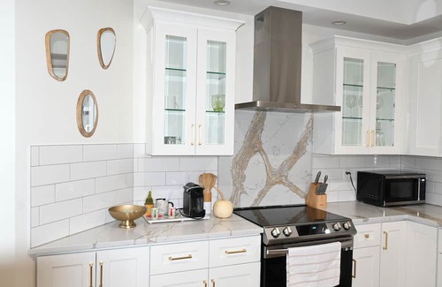 Wolcott Casa | Modern cozy home, pet friendly