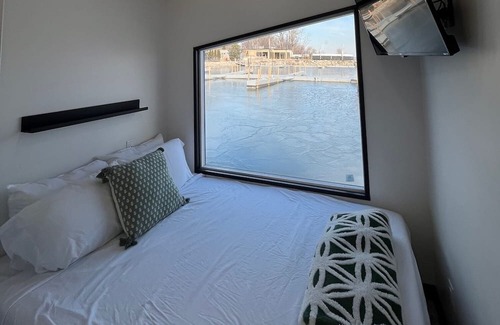 Sandusky Alquiler De Eote | Lux Houseboat #2 at SoLSTAY