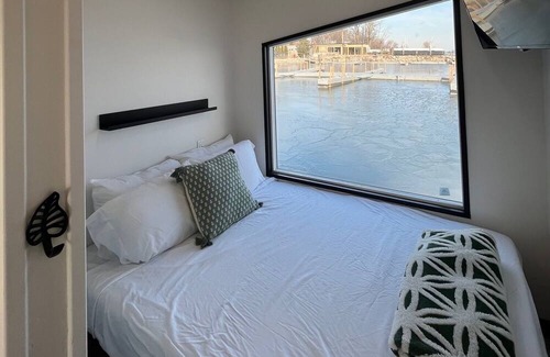 Sandusky Alquiler De Eote | Lux Houseboat #2 at SoLSTAY