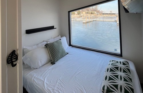 Sandusky Alquiler De Eote | Lux Houseboat #3 at SoLSTAY