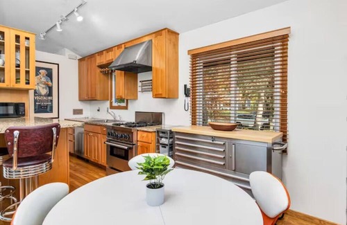 Cedar-Isles-Dean Casa | Uptown mpls 4-bedroom house near lakes and downtown mpls!