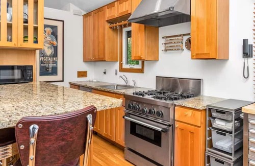 Cedar-Isles-Dean Casa | Uptown mpls 4-bedroom house near lakes and downtown mpls!