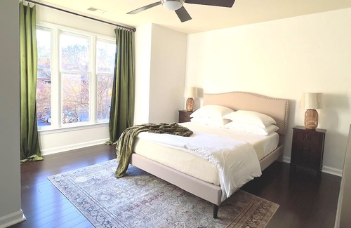 Cherry Condominio | Elegant & Cozy 2BR Retreat in Historic Meyers Park. Swimming Pool and Terrace!