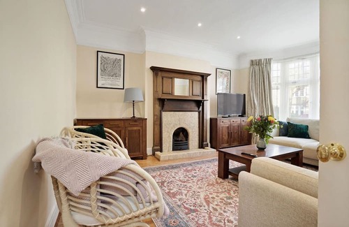 Finchley Casa | 5 bedroom house with 3 parking spaces and large private garden