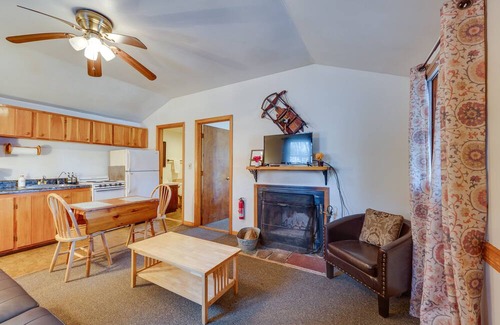 Weirs Beach Cabina | Pet-Friendly Laconia Cabin w/ Fireplace + Deck!