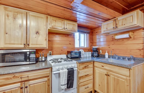 Weirs Beach Cabina | Laconia Cabin w/ Grill: 2 Mi to Weirs Beach!