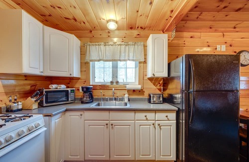 Weirs Beach Cabina | Laconia Cabin Rental < 1 Mi to Lake Winnipesaukee!