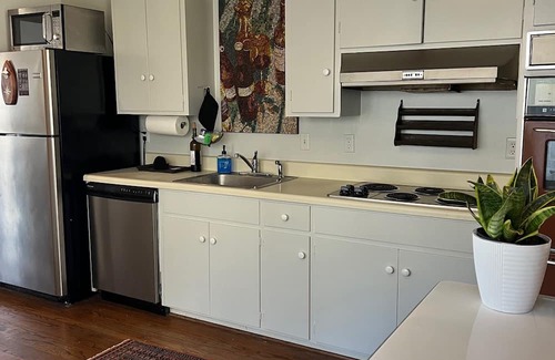 Charlottesville Cabaña | Wine Country Cottage in charming Charlottesville / Ivy VA - WiFi AC Pets Welcome