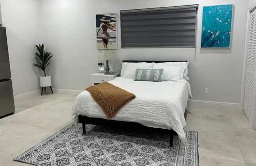 Downtown Nassau Cabaña | Tranquil secluded studio w/ Pool and WiFi, AC in charming Nassau