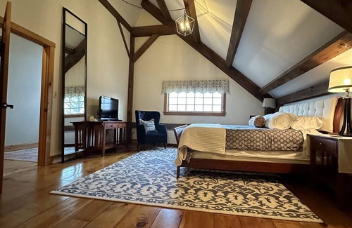 Fairfax Cama Y Desayuno | Vermont Inn at Grace Farm Private and Spacious King bed & En suite bath. Eclipse
