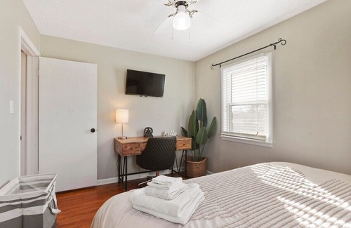 Lee's Summit Casa | Charming Home <1mile From Downtown Lees Summit