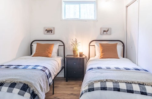 Trent Lakes Cabaña | Fun, Relaxing Cottage w Hot Tub & Sauna