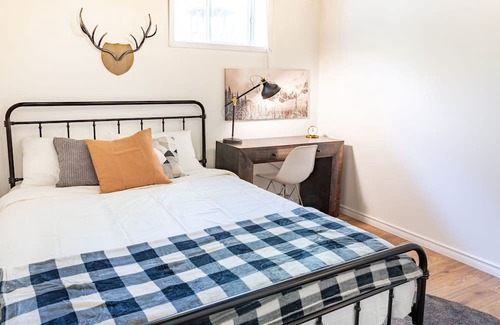 Trent Lakes Cabaña | Fun, Relaxing Cottage w Hot Tub & Sauna