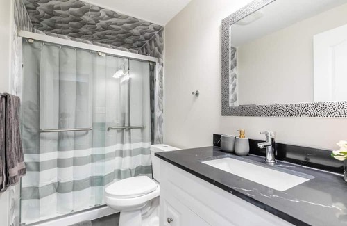 Central Erin Mills Casa | Spacious Basement in Mississauga