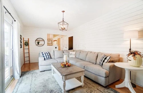 Powell Casa | Family & Friends, 5BR 3BA Home Near Zoo , 10 min to OSU Downtown