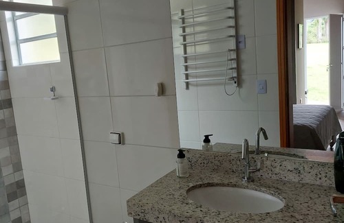 Sao Roque Chalet De Esquí | Casa em Frente a um Lago, Próximo a Rota do Vinho em São Roque - SP
