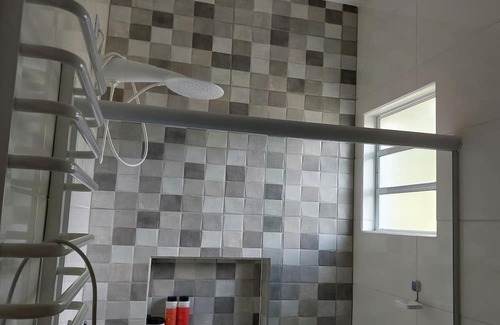 Sao Roque Chalet De Esquí | Casa em Frente a um Lago, Próximo a Rota do Vinho em São Roque - SP