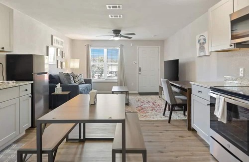 Cedar Crest Apartamento | Luxe1BR w/ Private Patio - Near Dallas Zoo & Bishop Arts